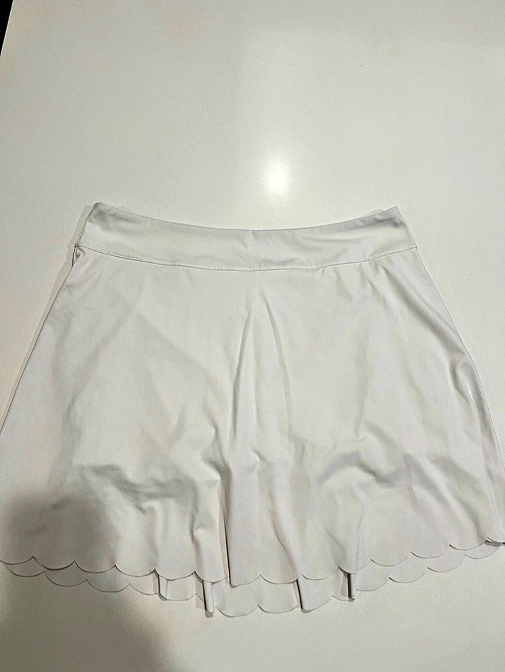 Vineyard Vines Performance Shorts Scalloped in White XL Like